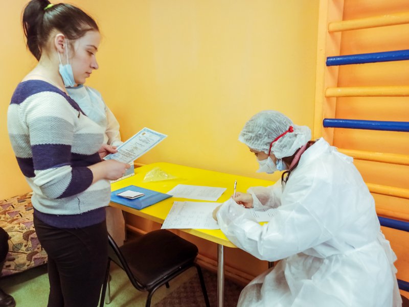 врачи медики осмотр беженцев фото ермакова (13).jpg