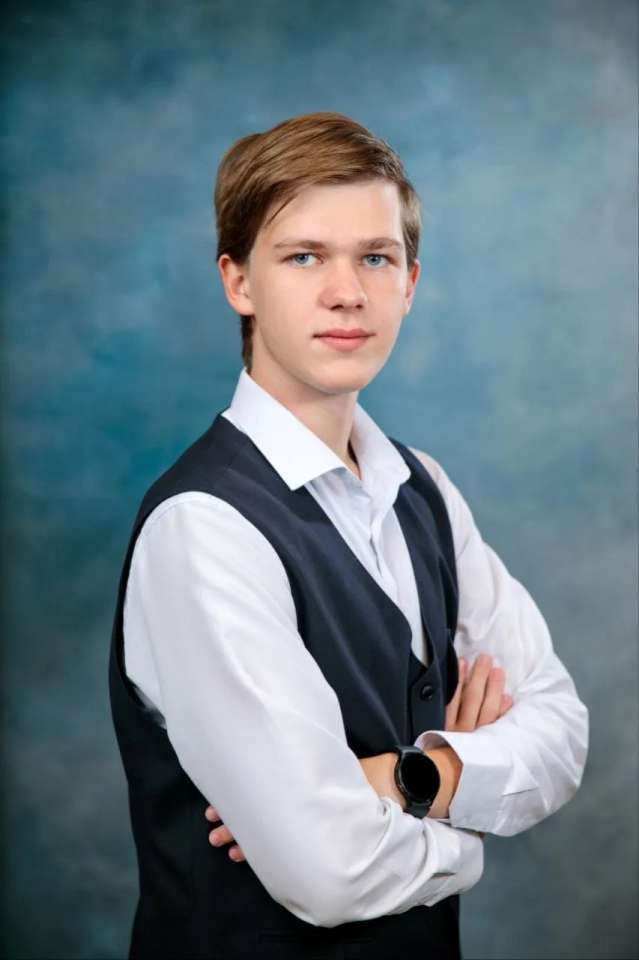 Кирилл Дергунов в кружок.jpg