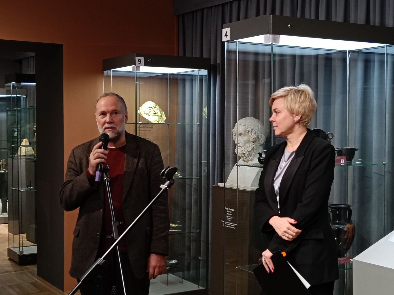 Олег Горматюк и директор музея Крамского Юлия Зайченко.jpg