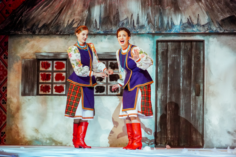 Анна Гаврилов в спектакле Ночь перед Рождеством справа Фото Алиса Ермакова (1).jpg