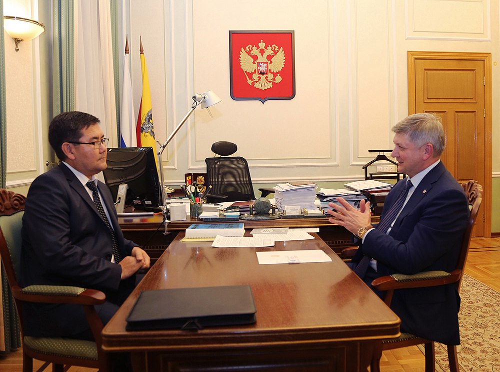 Талантбек Намазбеков с губернатором.jpg