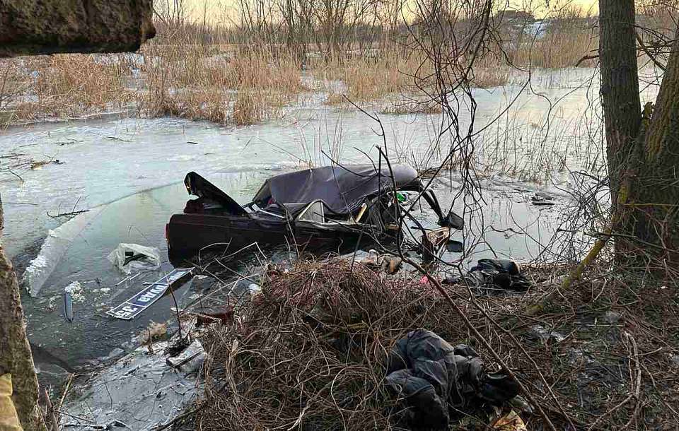 В съехавшем с моста автомобиле пострадал водитель и две девушки из Воронежа