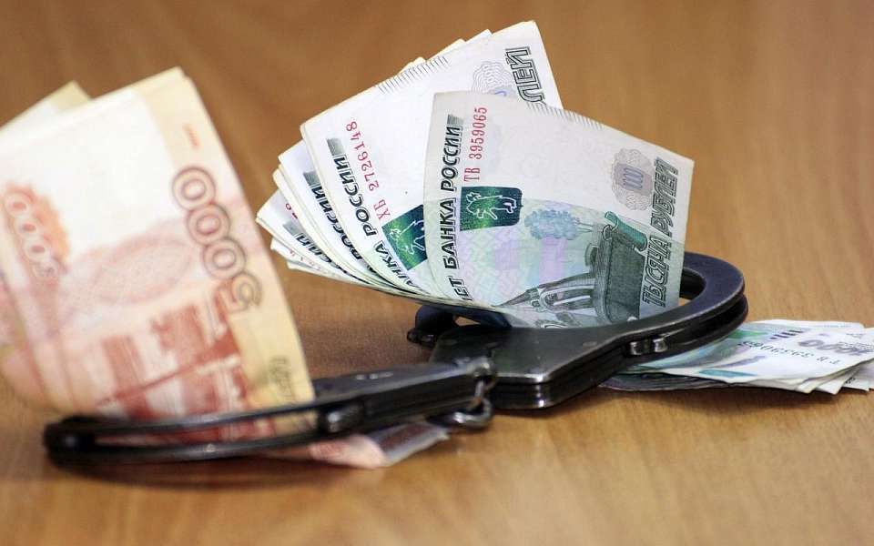 За взятку от устроившего ДТП иностранца экс-полицейский получил год колонии в Воронеже