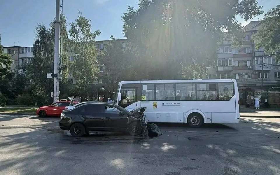 В массовом ДТП в центре Воронежа пострадала пожилая пассажирка маршрутного автобуса