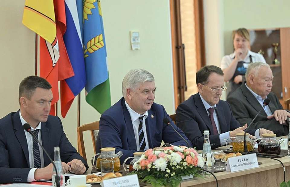 Растущее влияние ТОС отметил воронежский губернатор