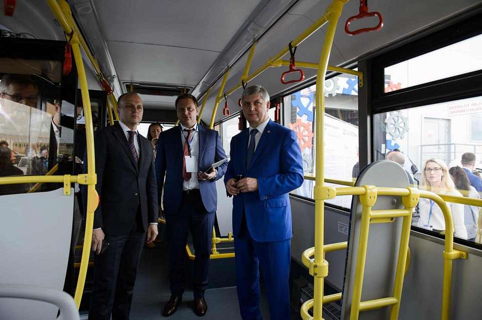 О покупке 71 нового современного автобуса на 800 млн рублей сообщил губернатор Воронежской области
