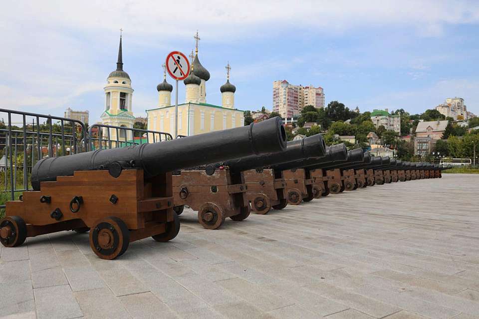 Корабельные пушки вернулись на Адмиралтейскую площадь в Воронеже после реставрации