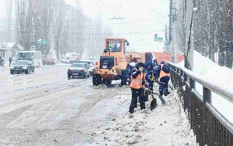 Зима не отступает: снегоуборочные работы продолжаются