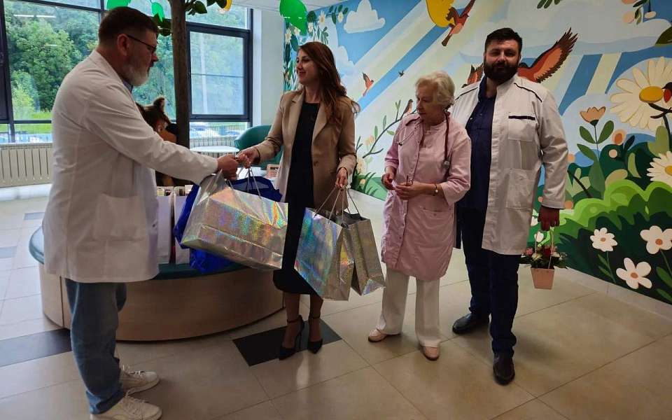 «Единая Россия» передает игрушки, книги и наборы для творчества для маленьких пациентов больниц региона