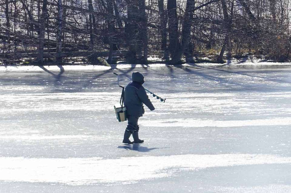 Первых рыбаков на тонком льду водохранилища заметили в Воронеже 