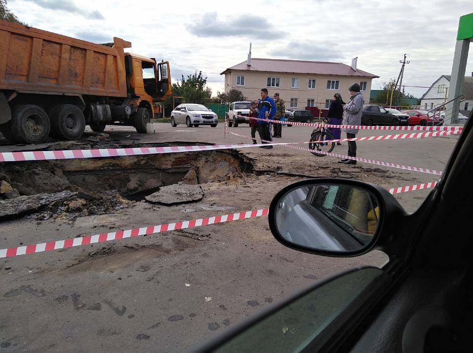 Провалившийся под землю грузовик в Воронежской области извлекли на поверхность