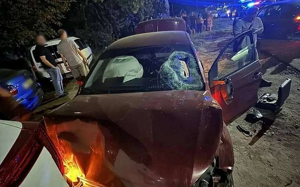 Девочка умерла, а мальчик попал в больницу после наезда Volkswagen Polo в Воронежской области