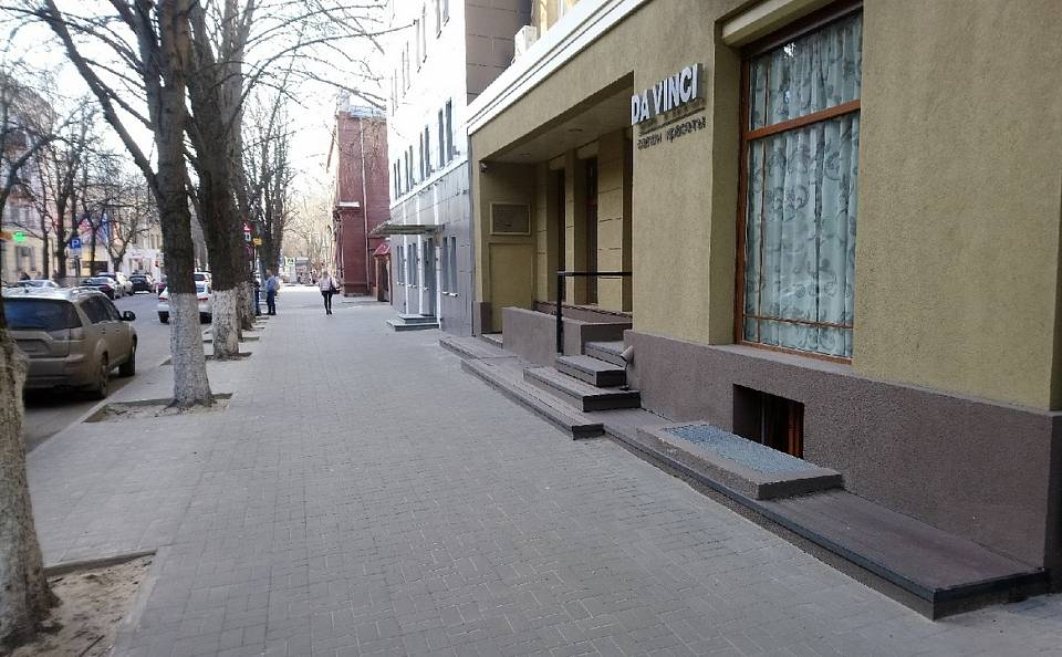 В Центральном районе ремонтируют тротуары