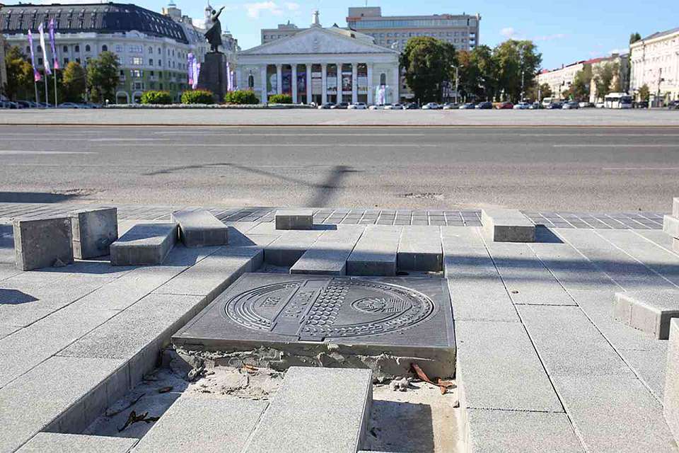 Авторские люки начали монтировать в сквере имени Ивана Бунина в Воронеже