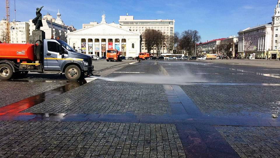 С главной площади Воронежа смыли остатки зимы