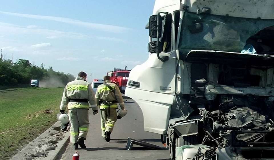 Легковушка столкнулась с фурой на воронежской трассе