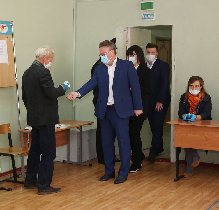 Мэр Воронежа пришел на избирательный участок с семьей