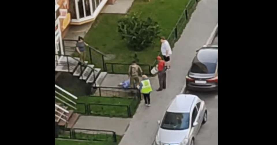 В Воронеже мужчина в камуфляже избил девушку во дворе многоэтажки