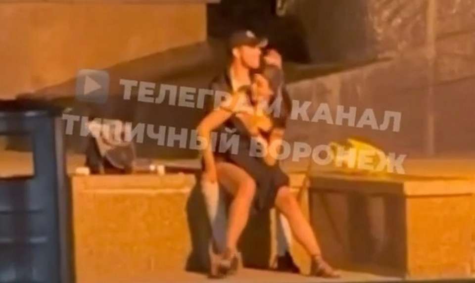 Проверку ролика с публичным сексом у памятника в Воронеже Бастрыкин взял на контроль
