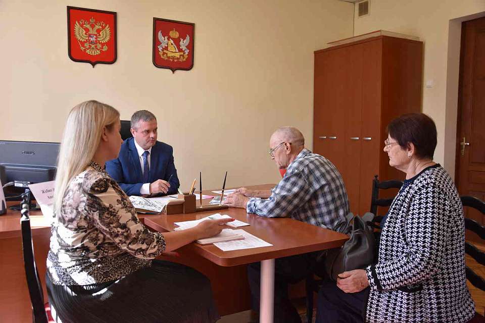 Заместитель министра строительства Воронежской области Виталий Жебин встретился с жителями