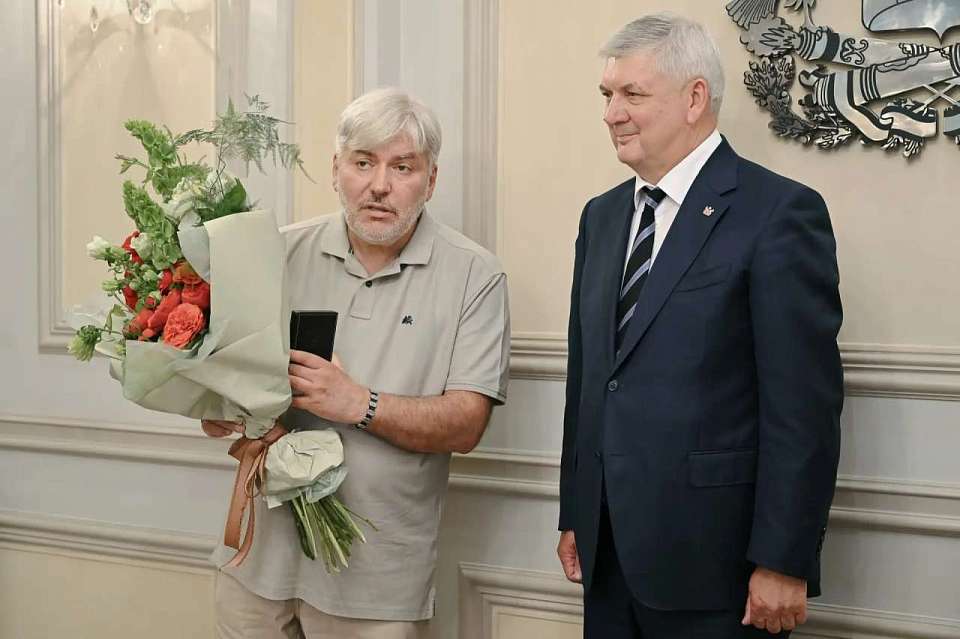 Писатель Евгений Водолазкин получил Платоновскую премию из рук воронежского губернатора Александра Гусева