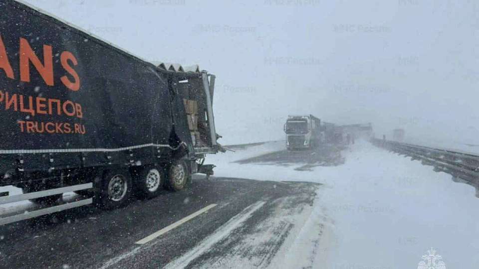 На трассе М-4 в сторону Воронежа из-за ДТП и метели образовалась 13-километровая пробка