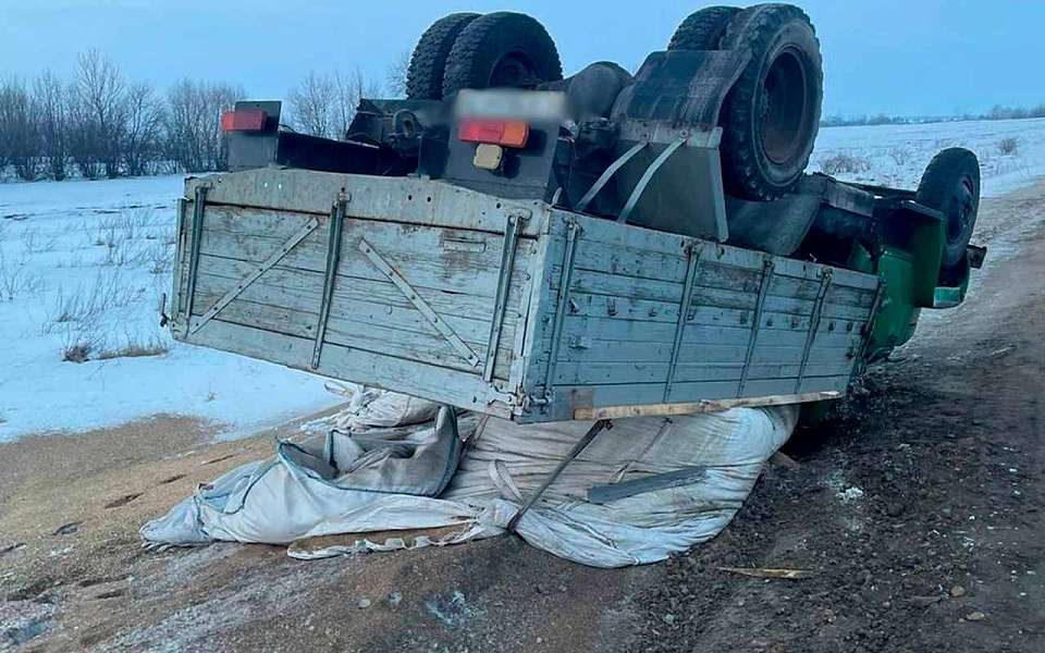 Пенсионер перевернулся на стареньком самосвале на трассе под Воронежем