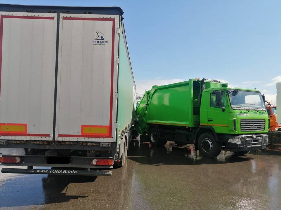 В промзоне под Воронежем не поставленный на тормоза грузовик врезался в МАЗ