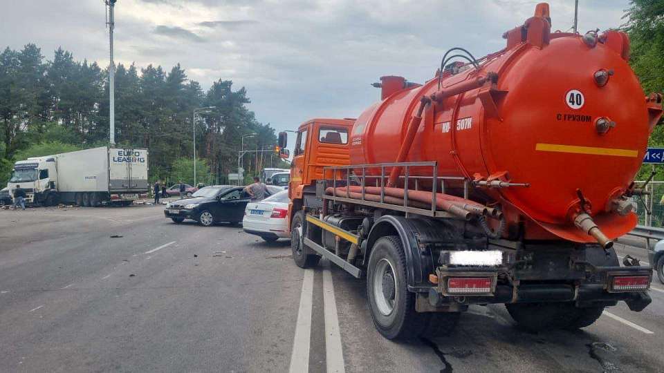 Из-за массового ДТП на проспекте Патриотов в Воронеже образовалась гигантская пробка