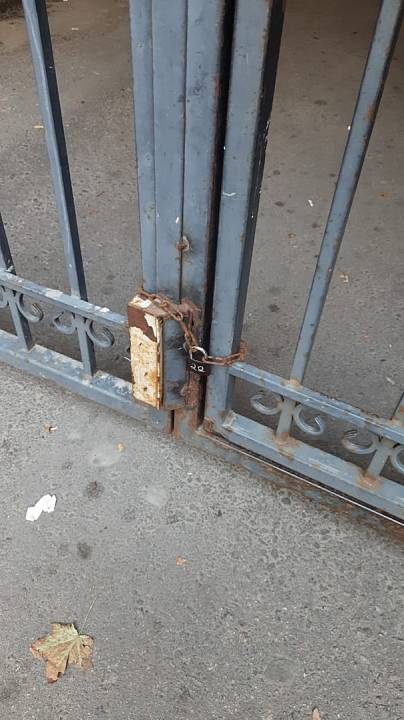 Жители Воронежа пожаловались на запертые ворота во дворы из-за футбольного матча