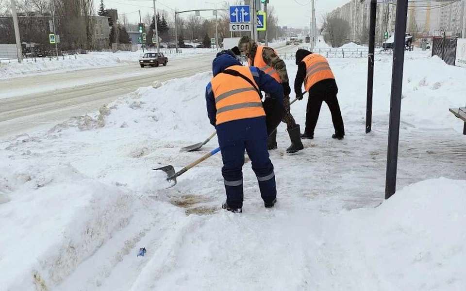 Коммунальщики повторяют циклы уборки для комфортного перемещения горожан по территории района