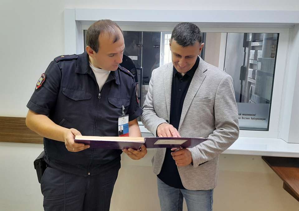 В Воронеже общественник ознакомился с работой дежурной части городского Управления МВД России