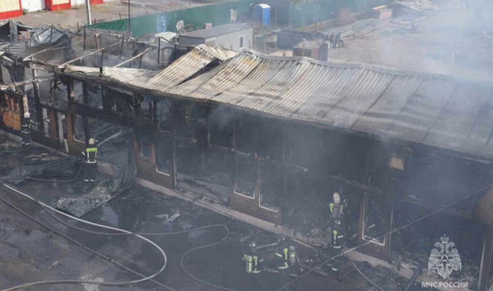 МЧС опубликовало фото тушения склада стройматериалов на левом берегу Воронежа