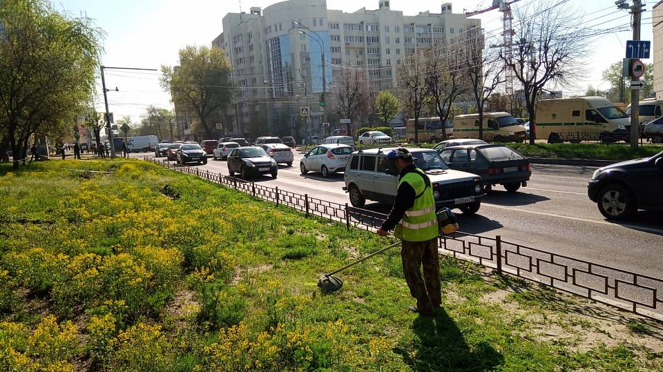 В Коминтерновском районе идет фрагментарный ремонт тротуаров и покос травы