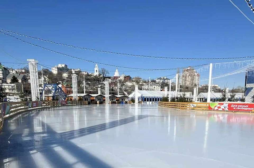 В Воронеже возобновили работу катка на Адмиралтейской площади