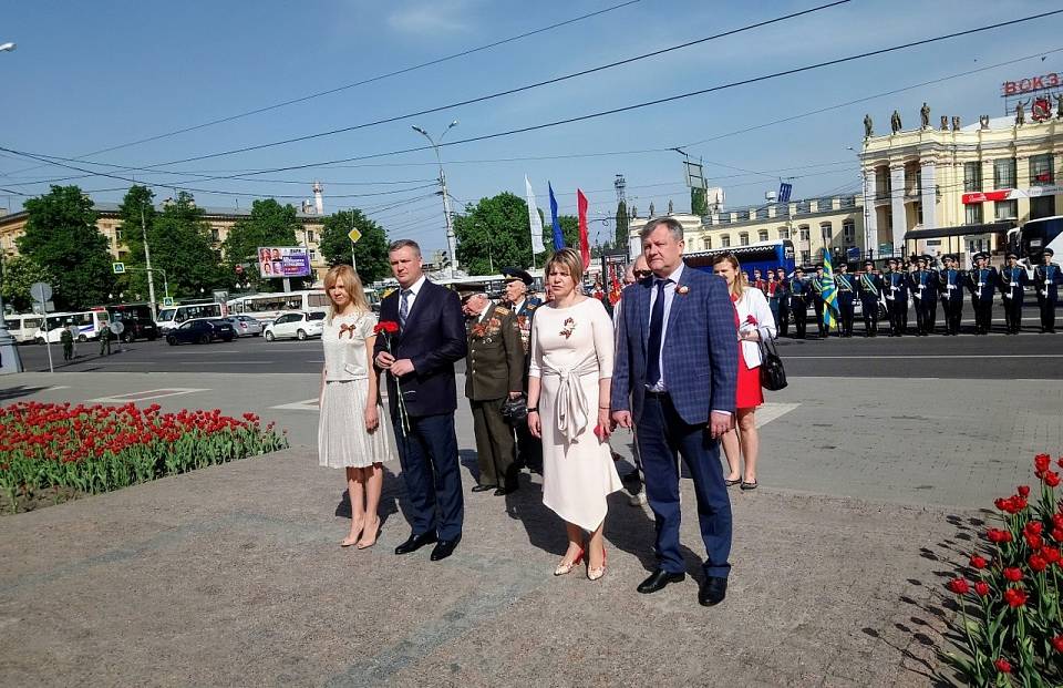В  Центральном районе состоялась церемония возложения венков к памятнику  Черняховскому