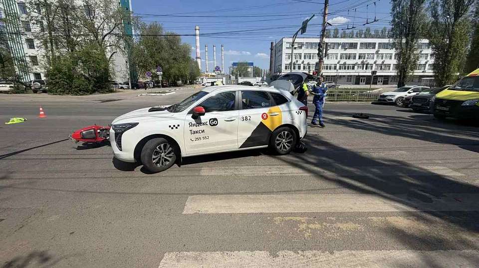 Мотоциклист разбился в результате ДТП с такси в Воронеже