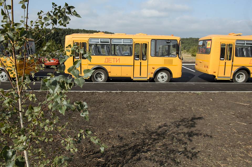 Воронежский губернатор подарил три автобуса новоусманской школе