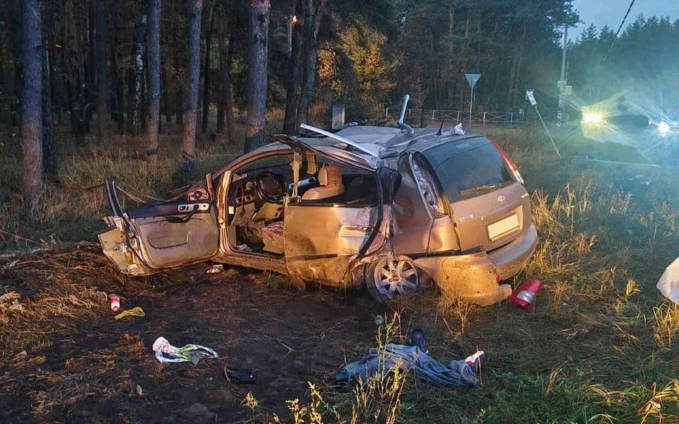 Водитель погиб и два пассажира пострадали в опрокинувшейся иномарке в Воронеже