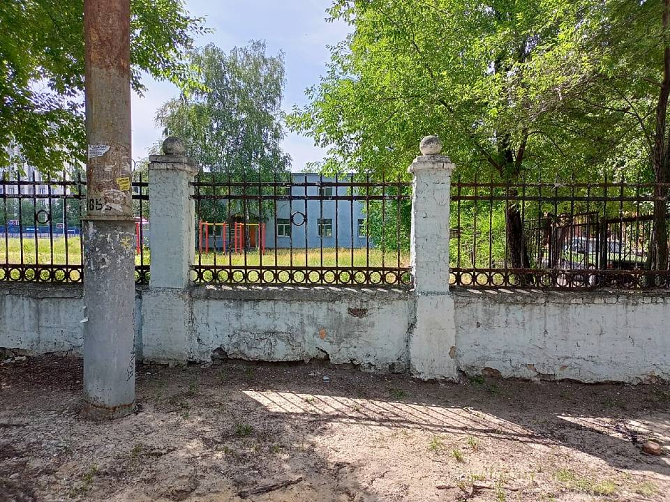 Снос столетней ограды у школы на улице Героев Стратосферы объяснили ее ветхостью  