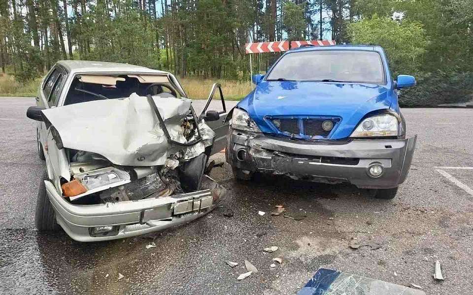 В ДТП двух легковушек на перекрестке пострадали 5 человек в Воронежской области