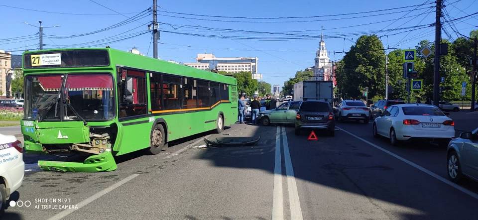 В центре Воронежа «Лада» попала в ДТП с маршрутным автобусом