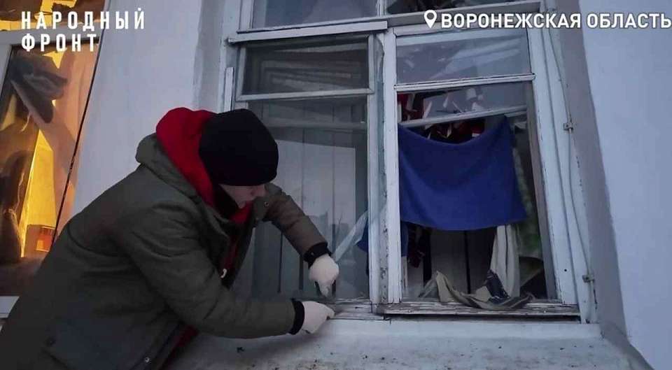 Квартиру, поврежденную в ходе атаки БПЛА, привели в порядок волонтеры в Воронеже