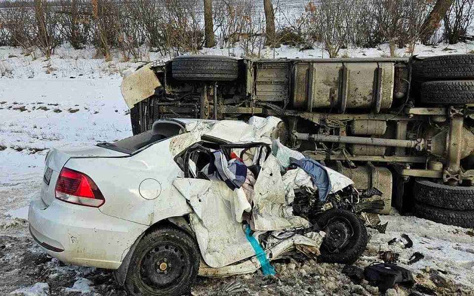 Женщина и 4-дневный младенец погибли в лобовом ДТП с фурой на воронежской трассе