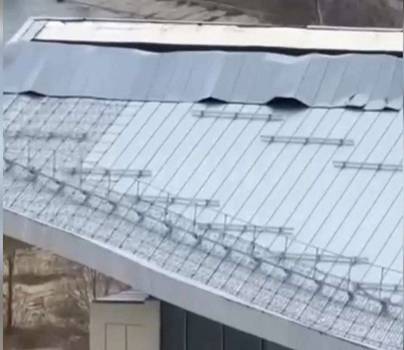Крышу гипермаркета в Воронеже повредил сильный ветер