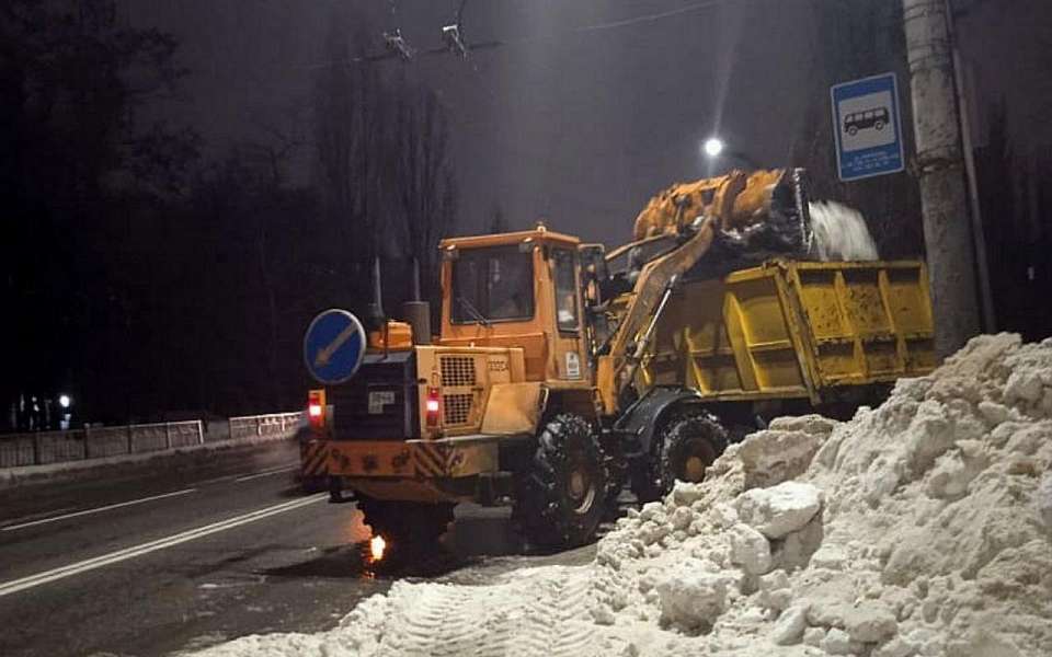 За ночь еще 8,5 тыс. кубометров снега вывезли с улиц Воронежа
