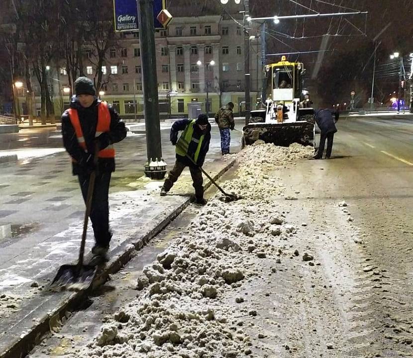 В Ленинском районе убирают территорию от выпавшего снега