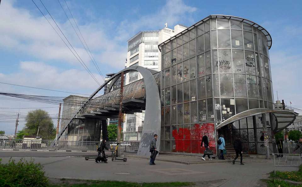 В Воронеже начали демонтировать скандальный надземный переход