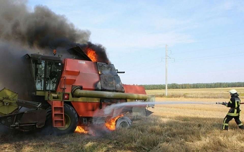 Комбайн сгорел в поле под Воронежем