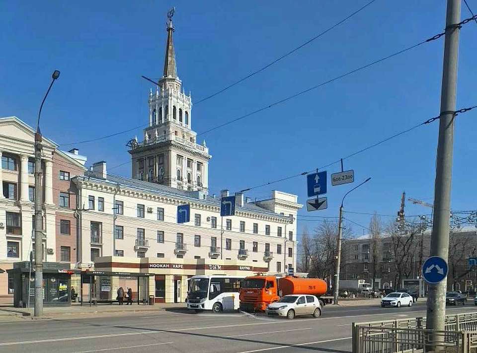 В Ленинском районе проводят освежающие процедуры для улично-дорожной сети